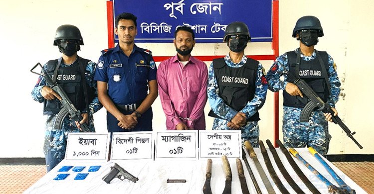 টেকনাফে অস্ত্র ও ইয়াবাসহ কুখ্যাত সন্ত্রাসী আটক